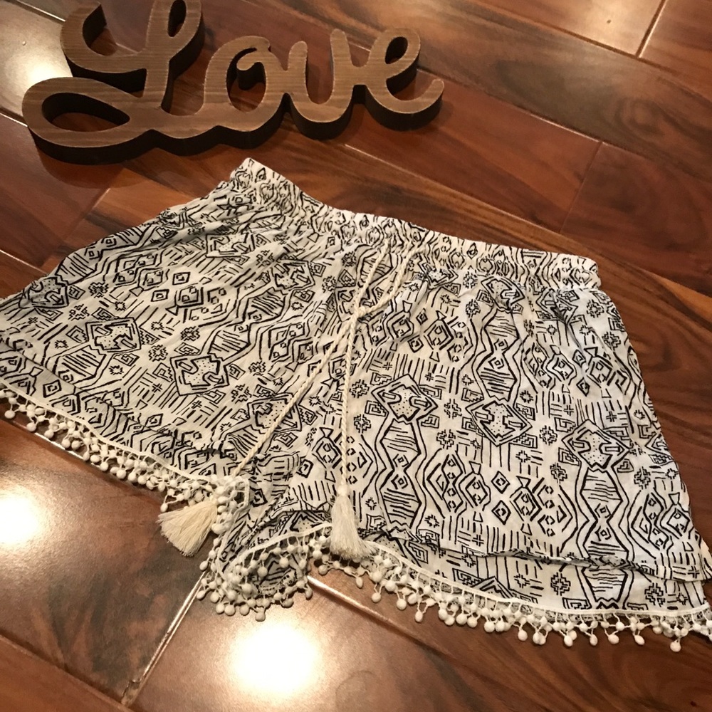 Black and white pattern shorts size M